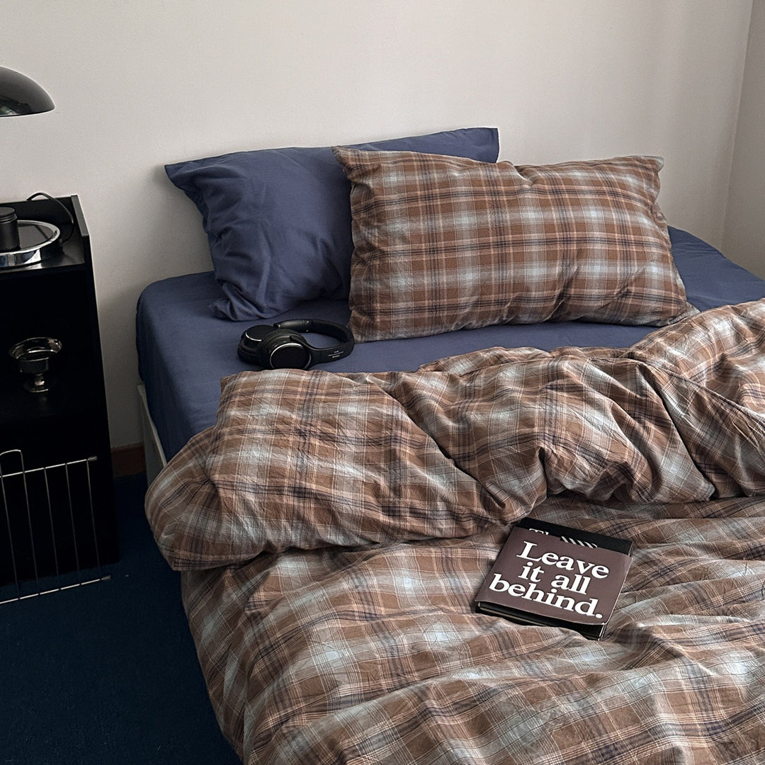 Checked bedding set made of linen-cotton mix with fitted sheet and pillowcases