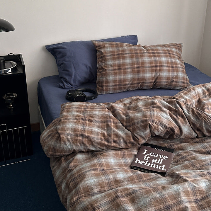 Checked bedding set made of linen-cotton mix with fitted sheet and pillowcases