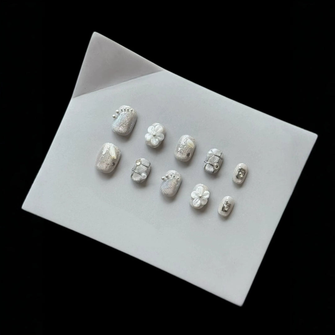 Elegant Press-On Nail Art Set with Sparkling Flower Designs