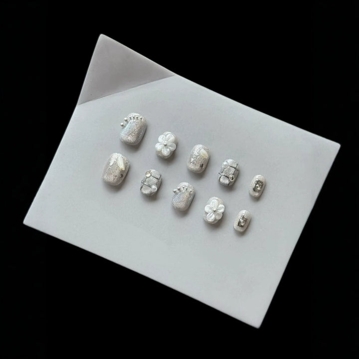 Elegant Press-On Nail Art Set with Sparkling Flower Designs