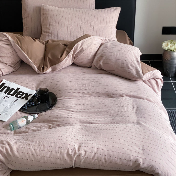 Reversible bedding set made of finely woven cotton satin with a fine quilted stripe