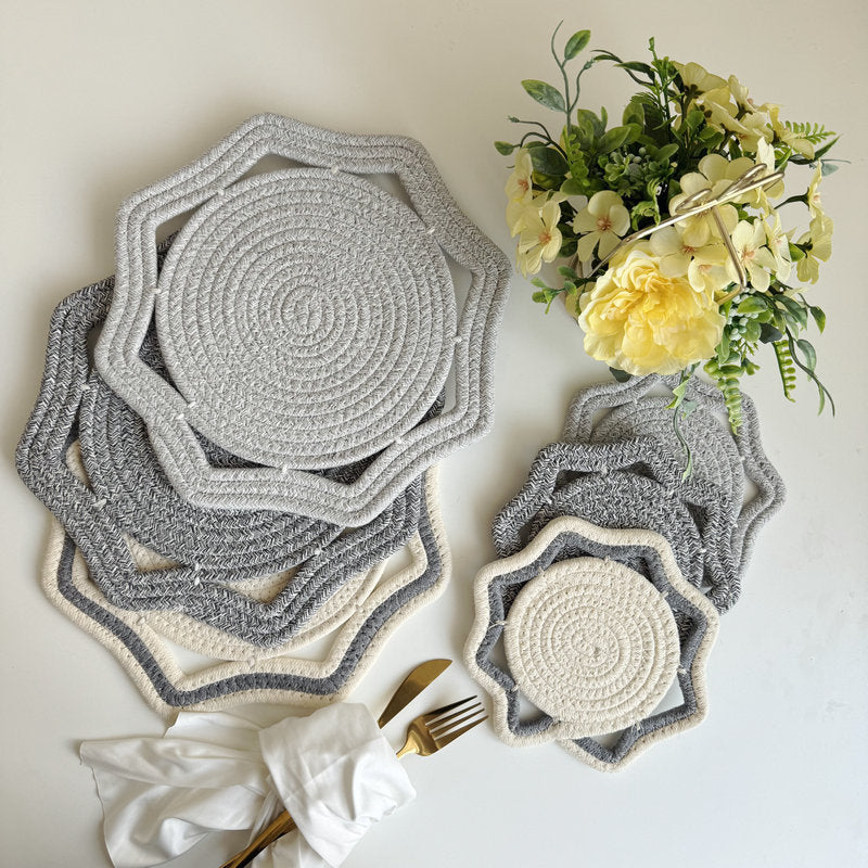 Braided cotton placemat with wavy edge and decorative contrast border