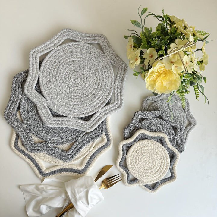 Braided cotton placemat with wavy edge and decorative contrast border