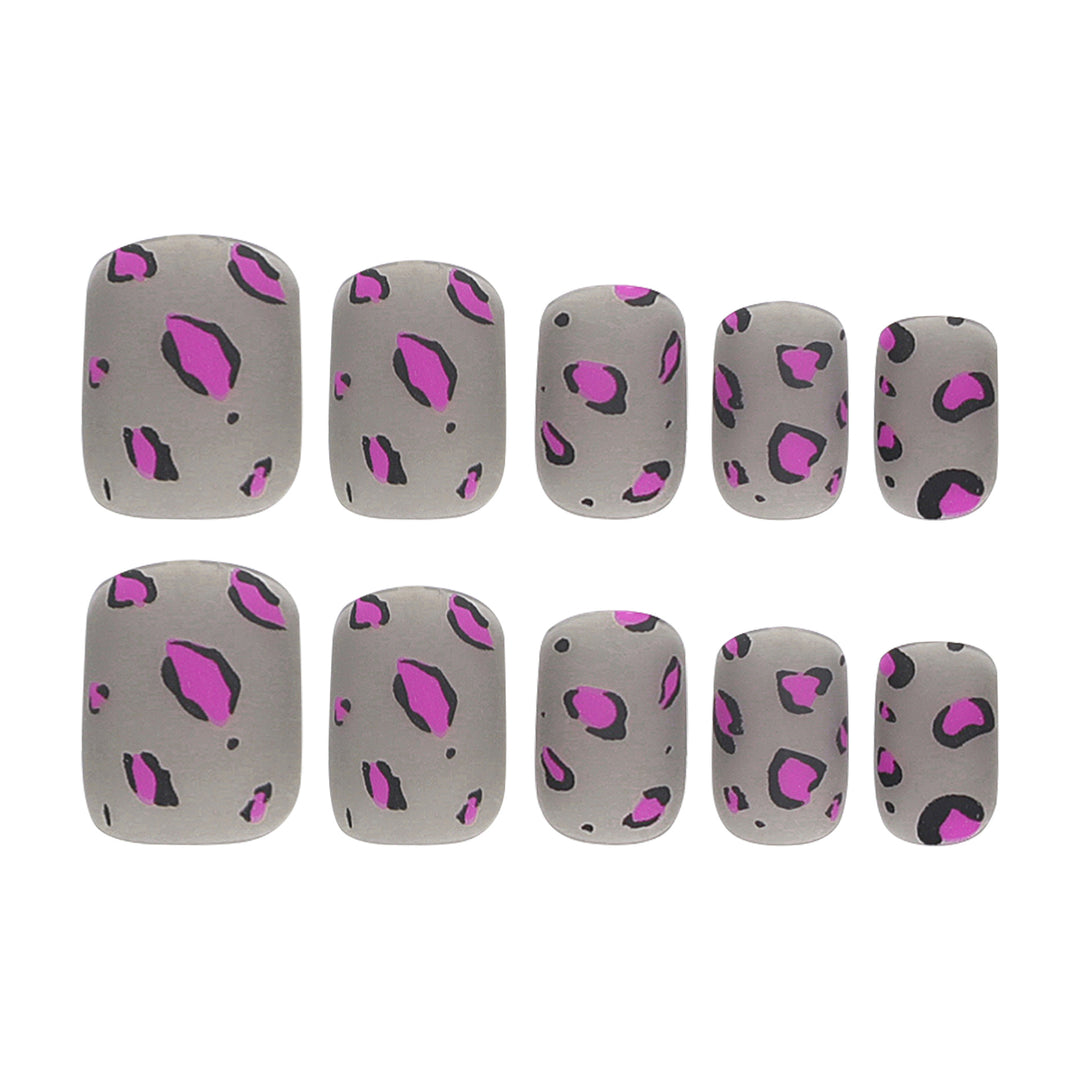 Artificial Nail Art with Leopard Pattern Stornfield