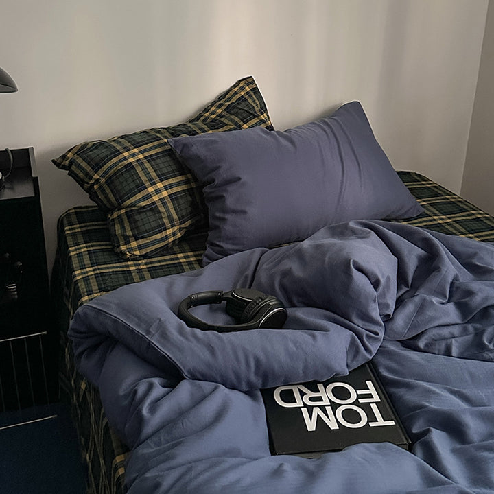 Checked bedding set made of linen-cotton mix with fitted sheet and pillowcases