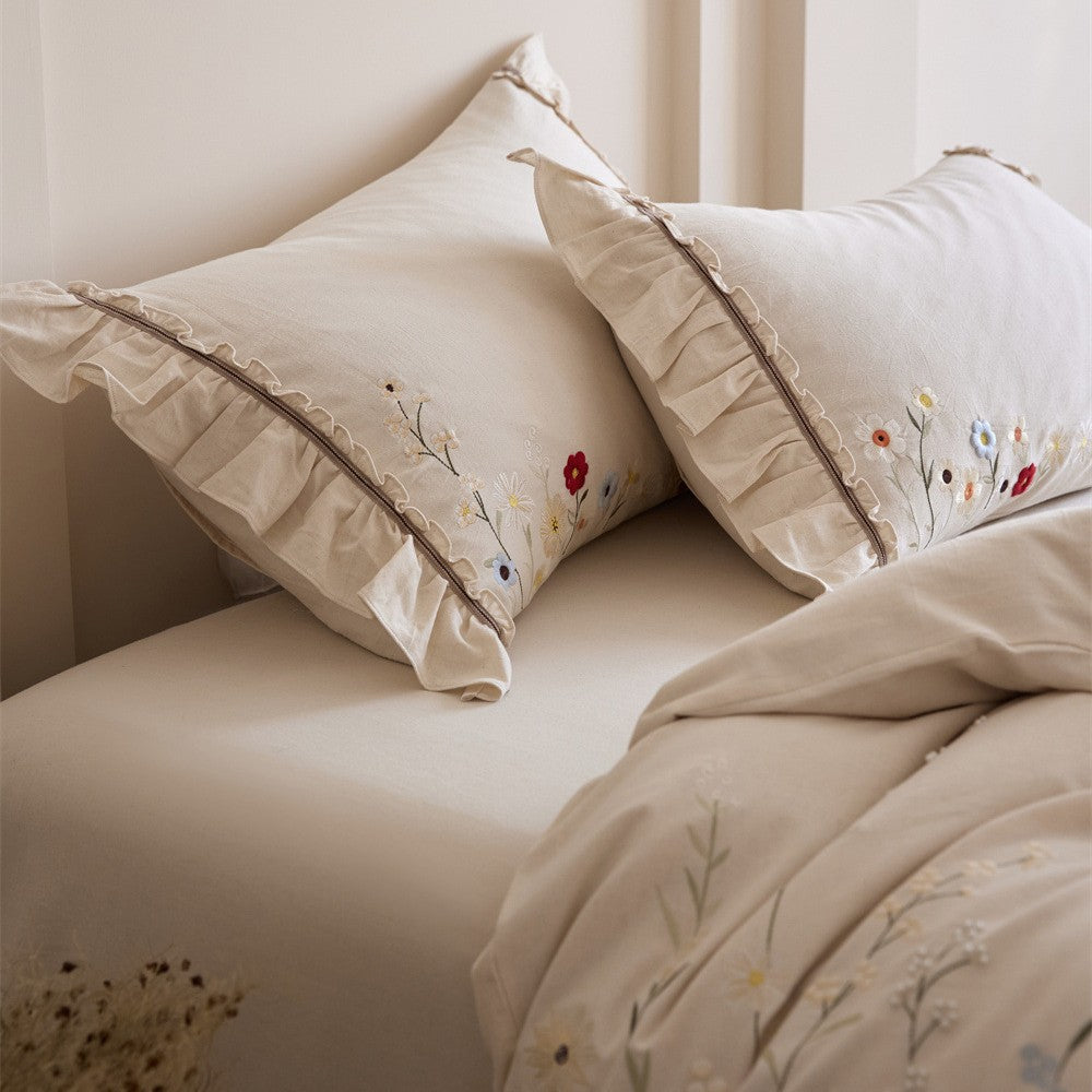 Bedding set made of cotton-linen with floral embroidery and ruffle edge