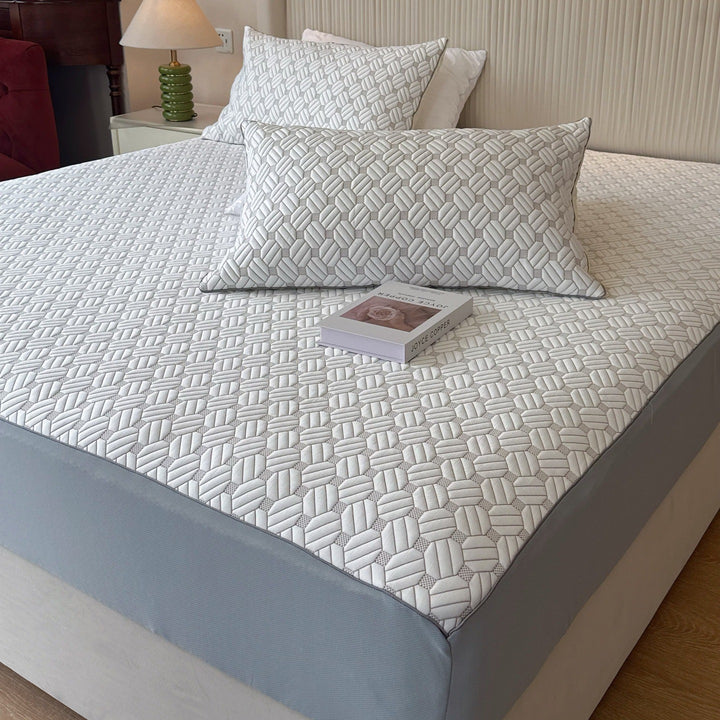 Striped fitted sheet and pillowcase set made of breathable cotton blend with fine zigzag quilting