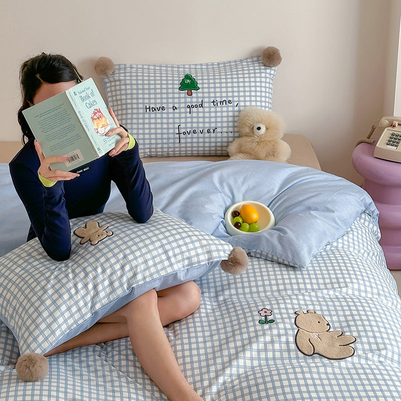 Children's bedding set made of cotton percale with check pattern, bear appliqué and pompom corners