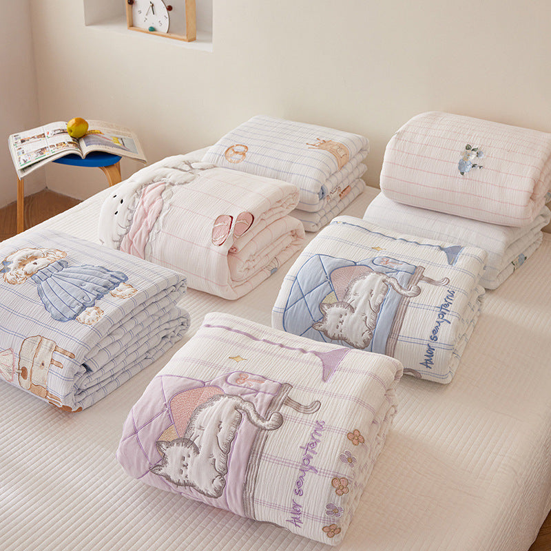 Lightweight children's bedding set with embroidered animal appliqués and fine quilted texture