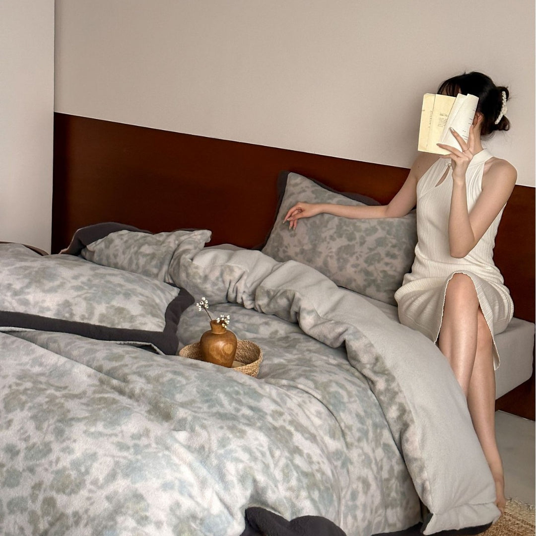 Reversible fleece bedding set with delicate watercolor pattern and contrasting edge processing