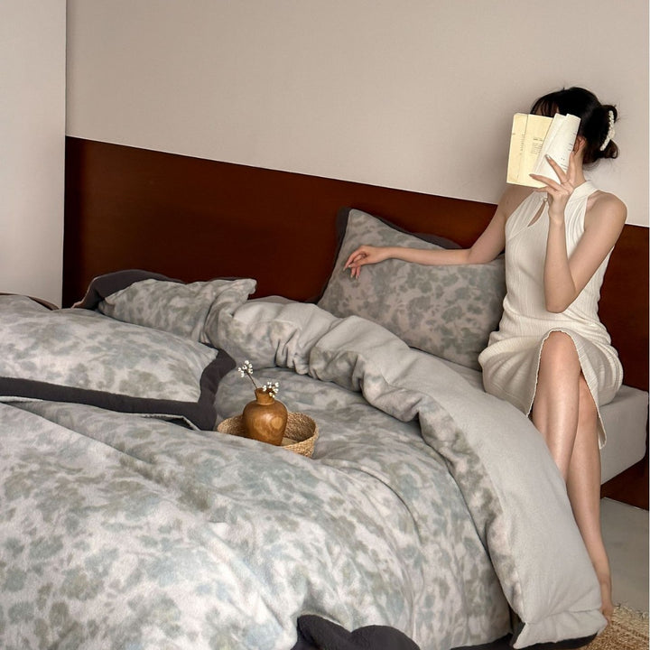 Reversible fleece bedding set with delicate watercolor pattern and contrasting edge processing