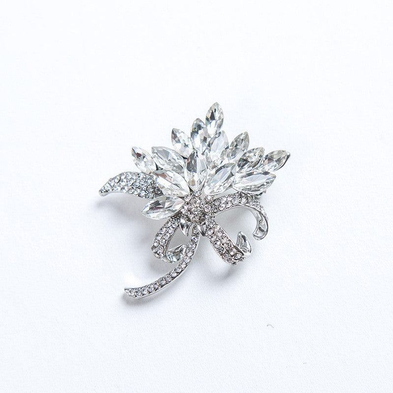 Sparkling brooch with floral design Stornfield