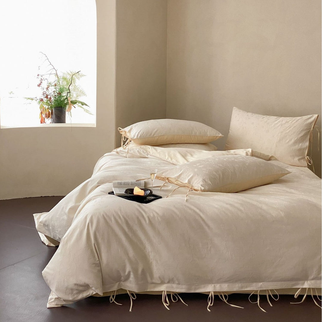 Finely woven cotton jacquard bedding set with decorative ties