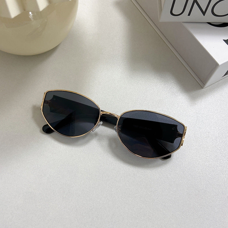 Fashionable Cat-Eye Sunglasses with Golden Frame Stornfield