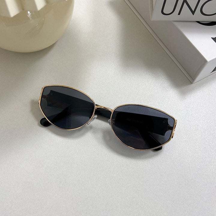 Fashionable Cat-Eye Sunglasses with Golden Frame Stornfield