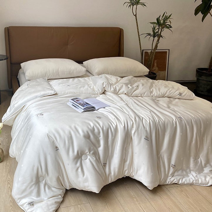 Luxurious satin quilt with lightweight filling and silky smooth feel