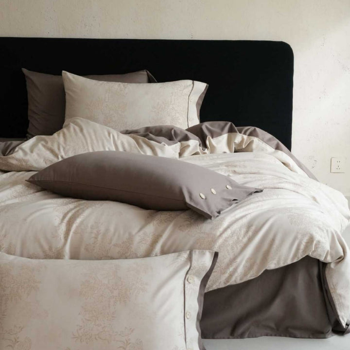 Luxurious bedding set made of cotton satin with pillowcases and bow closure
