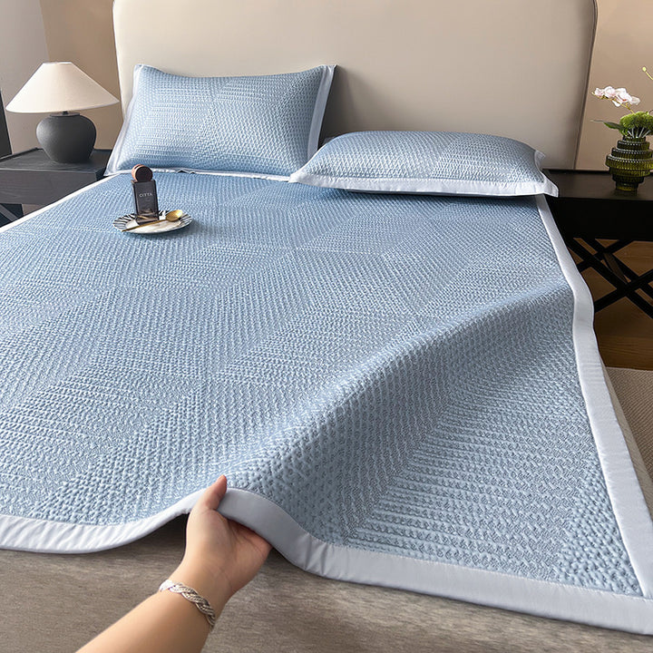 Quilted summer bedspread with breathable microfiber and fine piping