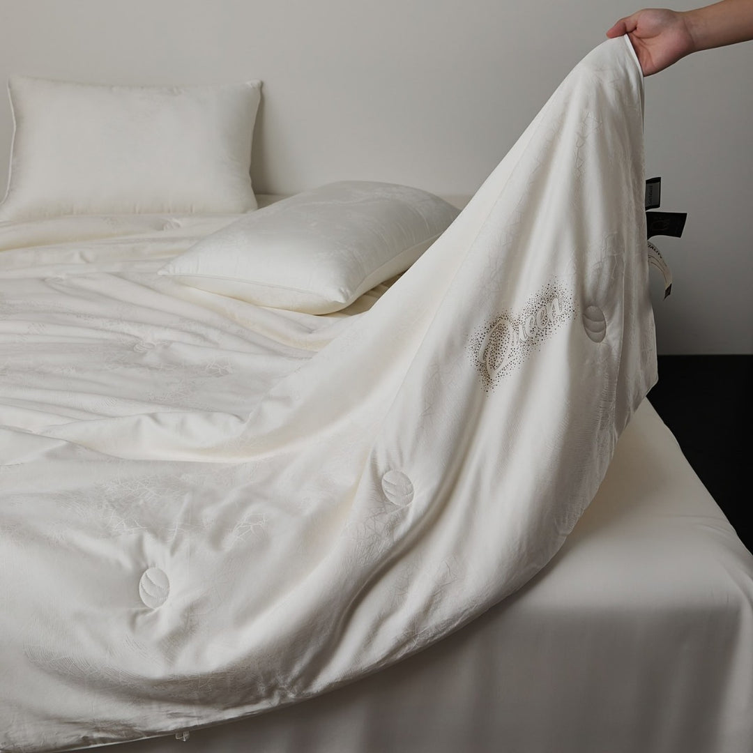 Quilted comfort duvet with fine jacquard structure and decorative button quilting