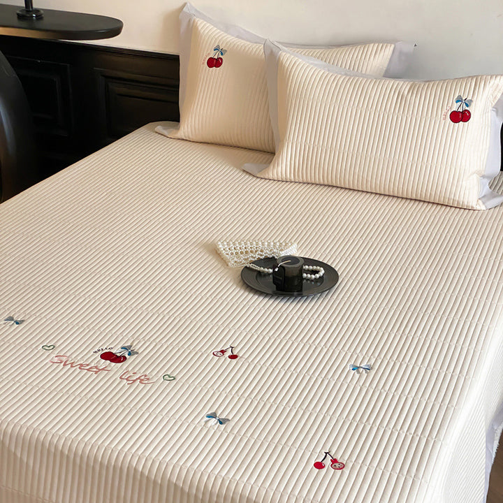 Quilted bedding set made of fine cotton blend with embroidered heart and bow motifs