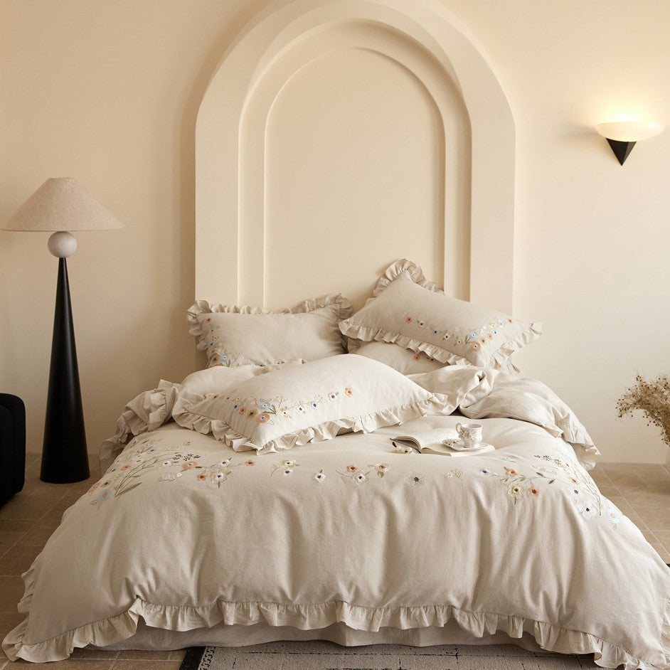 Bedding set made of cotton-linen with floral embroidery and ruffle edge