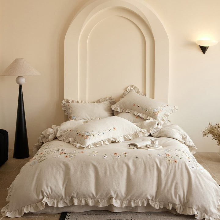 Bedding set made of cotton-linen with floral embroidery and ruffle edge