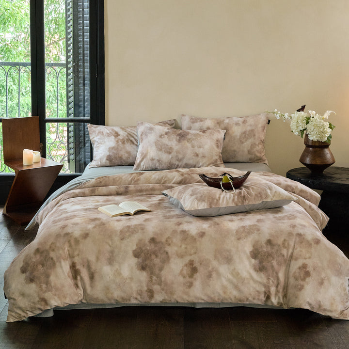 Duvet cover set made of soft cotton satin with watercolor speck design and hotel closure