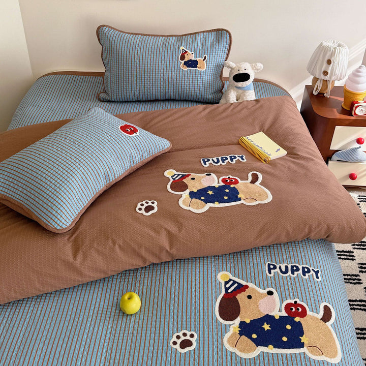 Children's Quilted Bedding Set with Appliqué Animal Motifs and Reversible Plaid Comforter