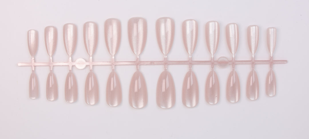 Artificial nail set with shimmering designs Stornfield