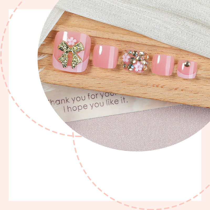 Artificial nail set with glamorous decorations and shimmering accents Stornfield
