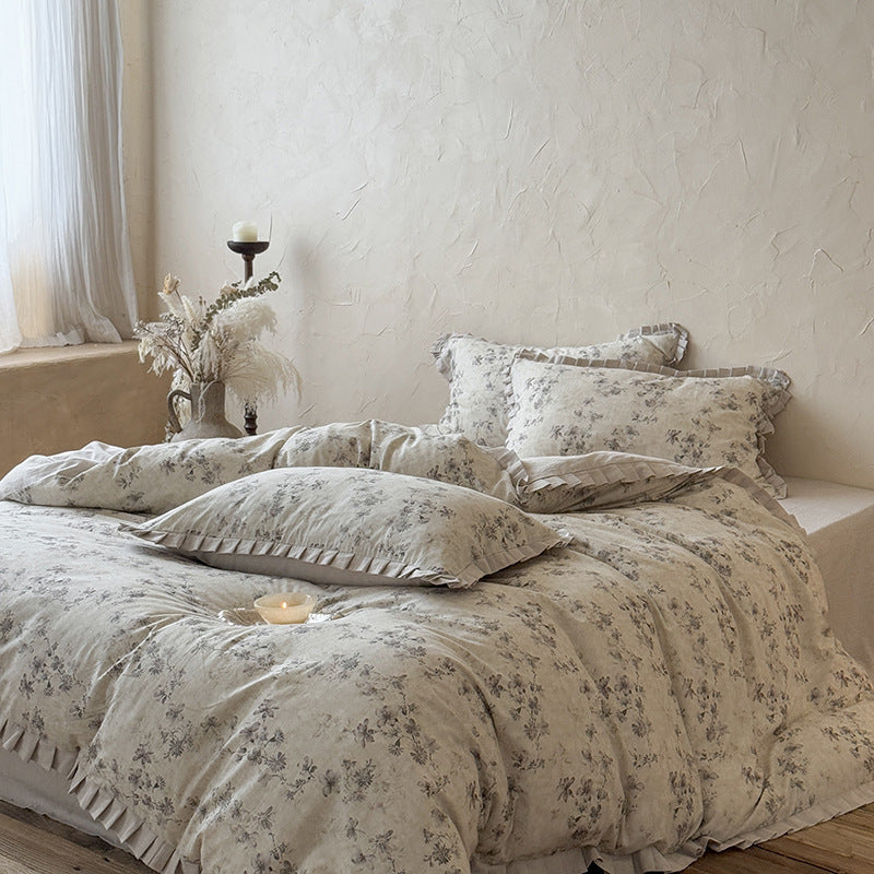 Bedding set in vintage look made of linen-cotton blend with fine floral print, ruffled border and reversible function