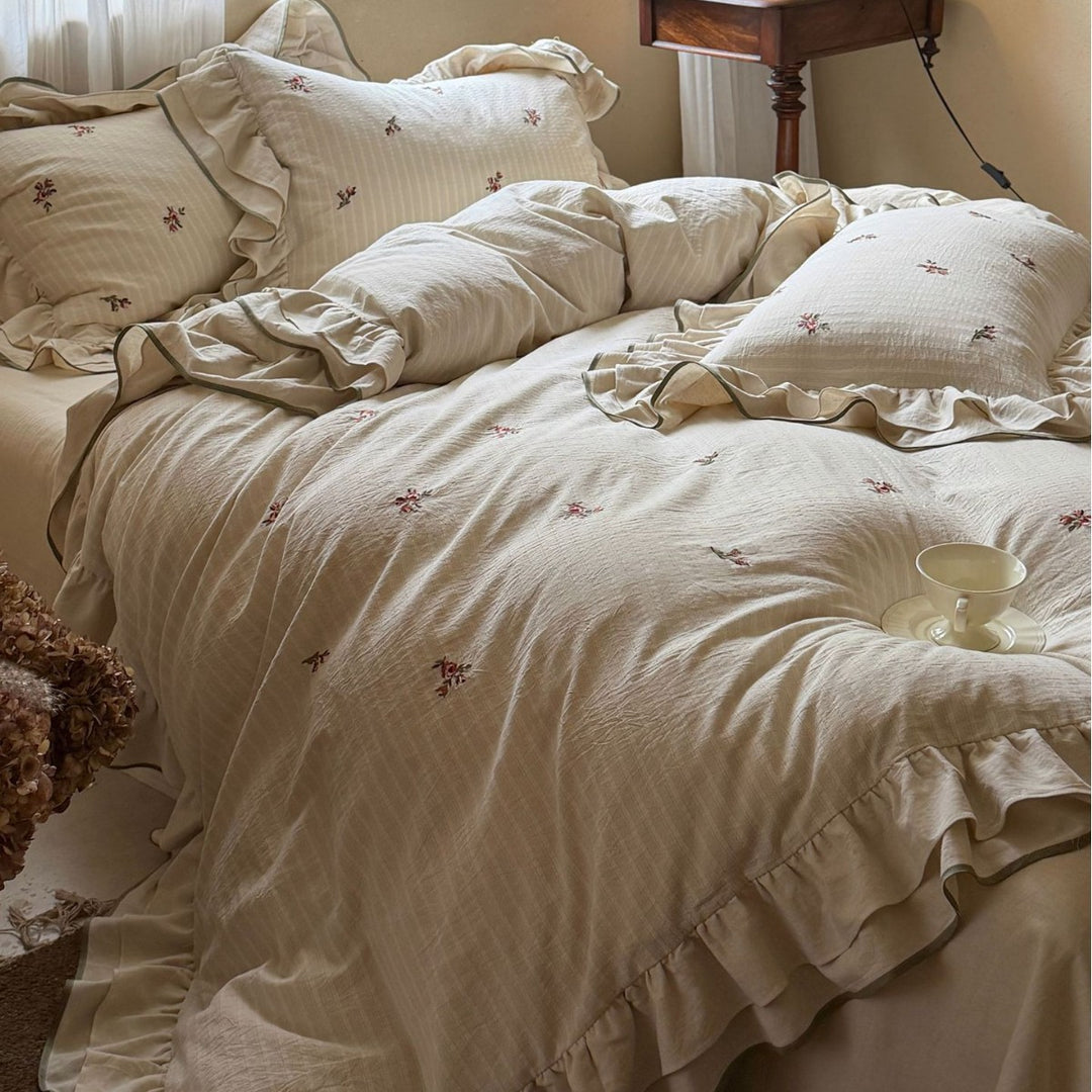 Bedding set with ruffles and embroidered flowers