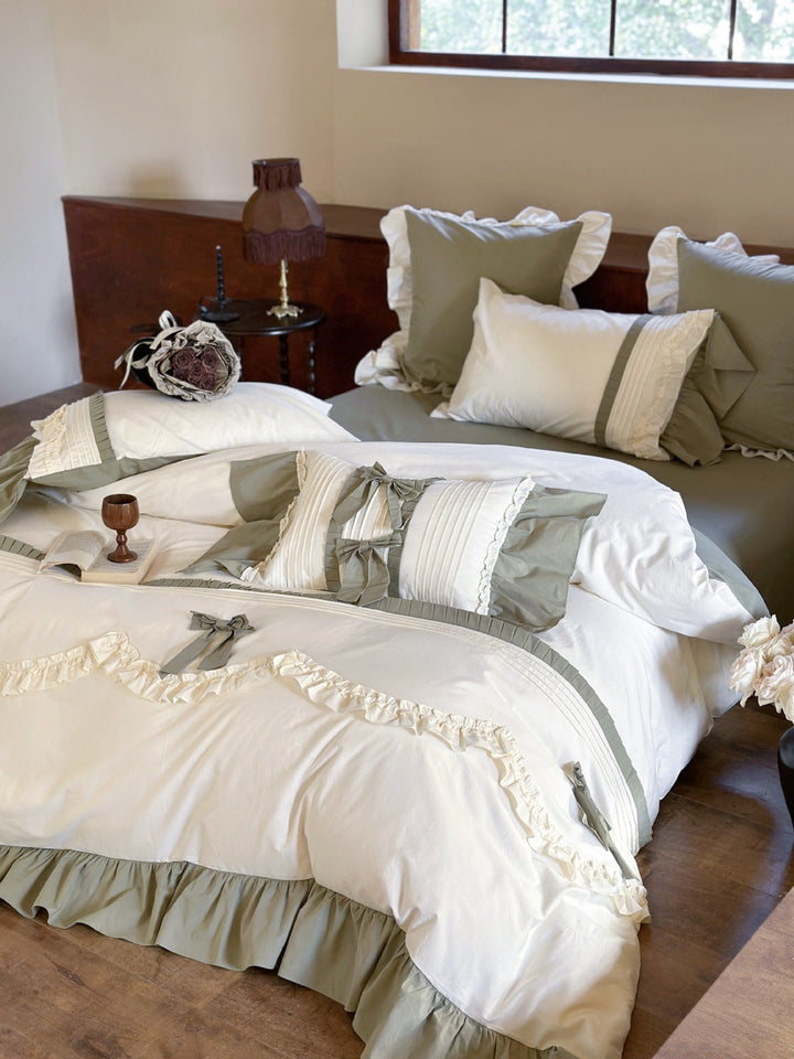 Bedding set with ruffles and decorative bows