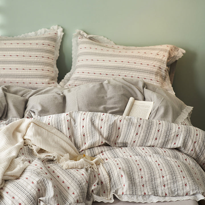 Romantic bedding set made of cotton-linen with fine wave quilting and ruffle edge