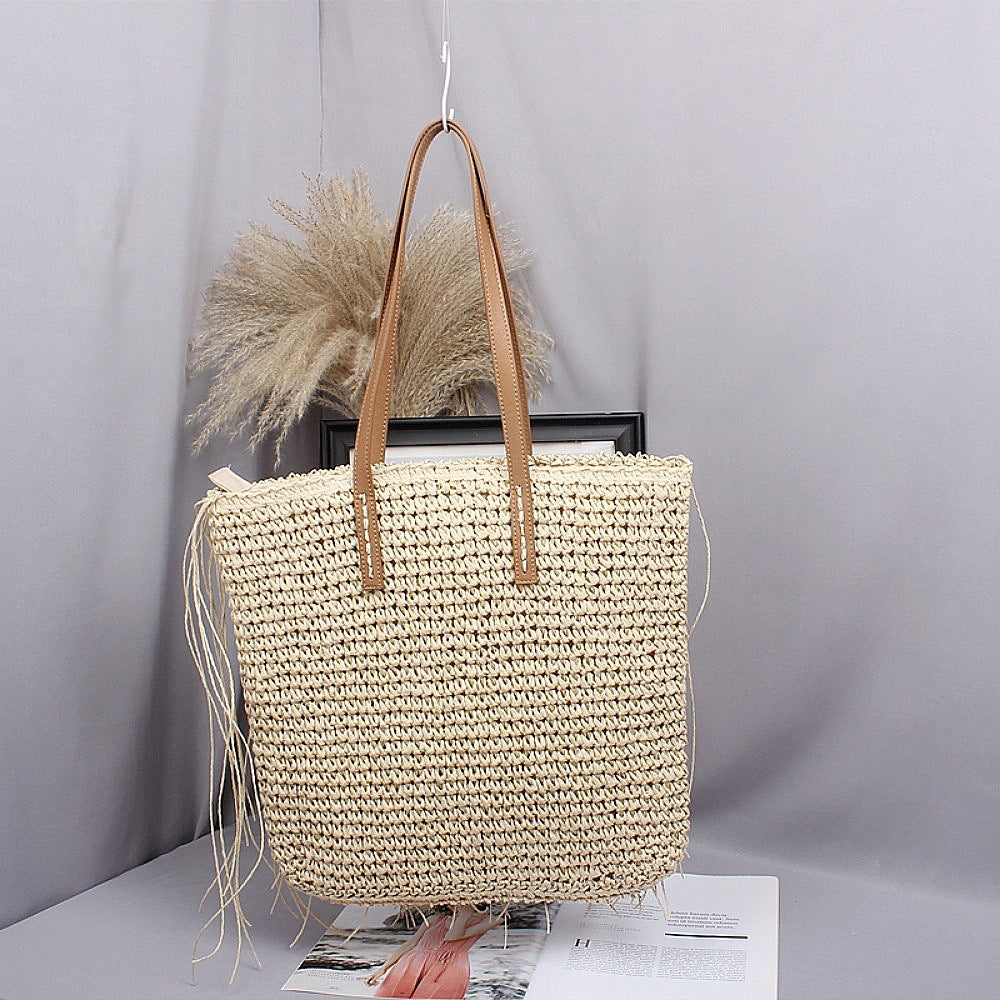 Handwoven beach bag made of natural materials with leather accents Stornfield
