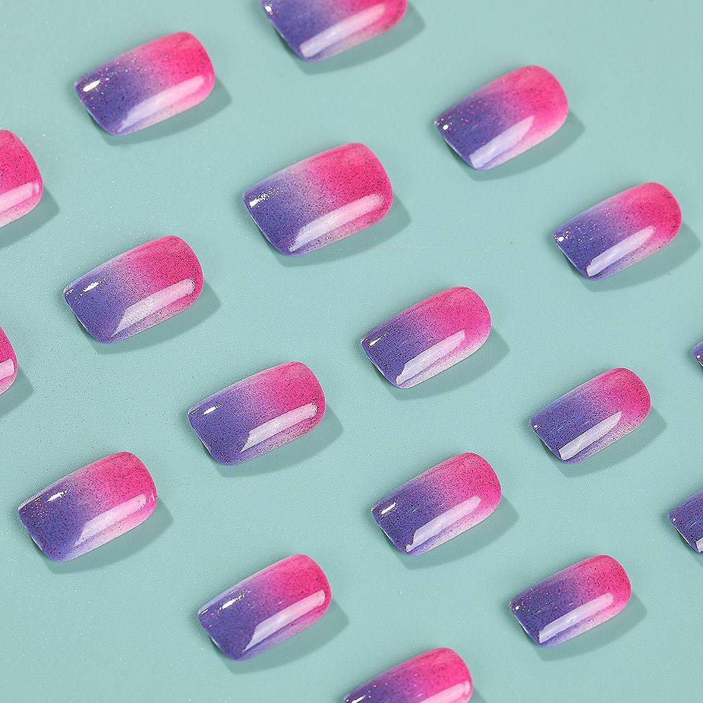Trendy ombre design artificial nails Stornfield