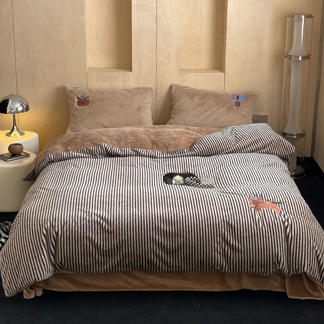 Striped reversible bedding made of microfleece with plush back and animal embroidery