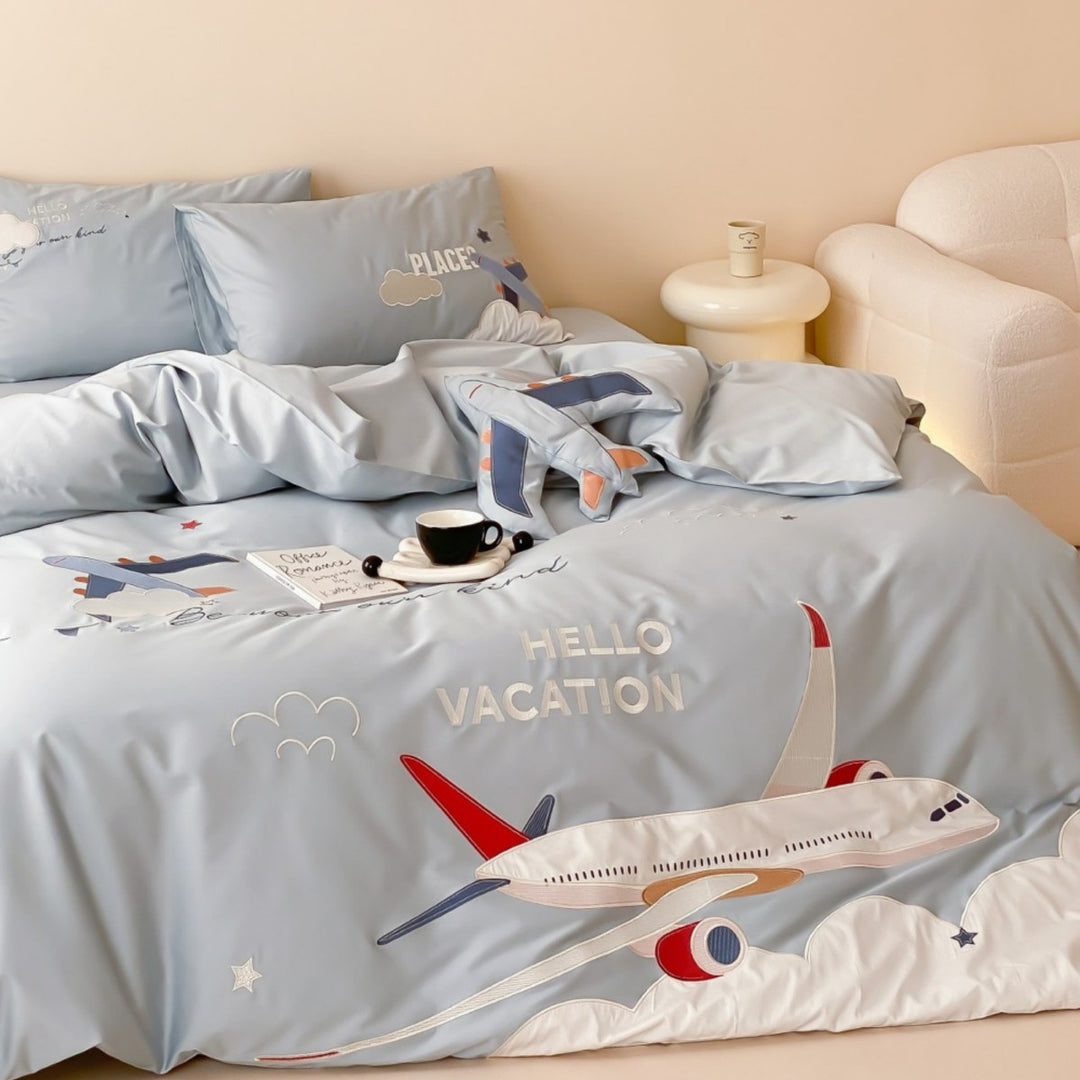 Children's bedding set with playful airplane motif made of cotton satin