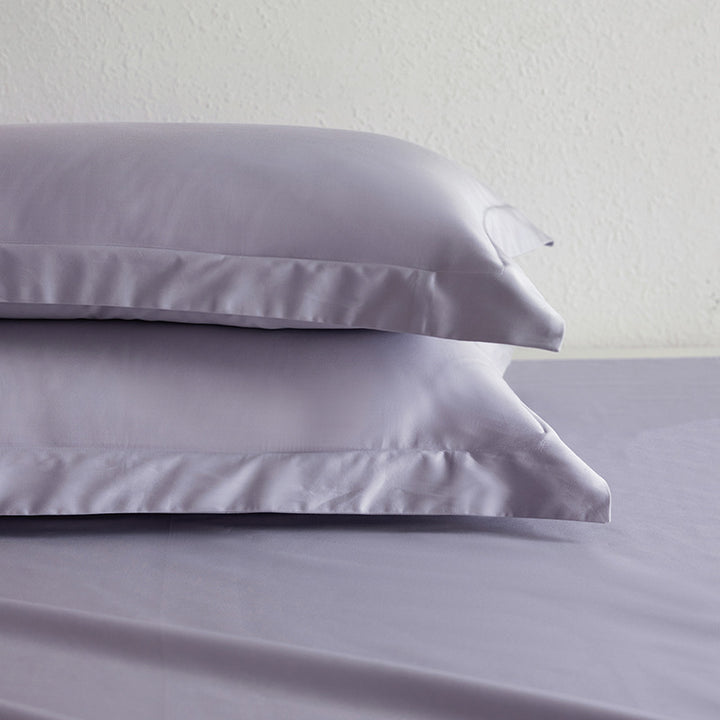 Premium pillowcase and fitted sheet set made of cotton percale with hotel edge