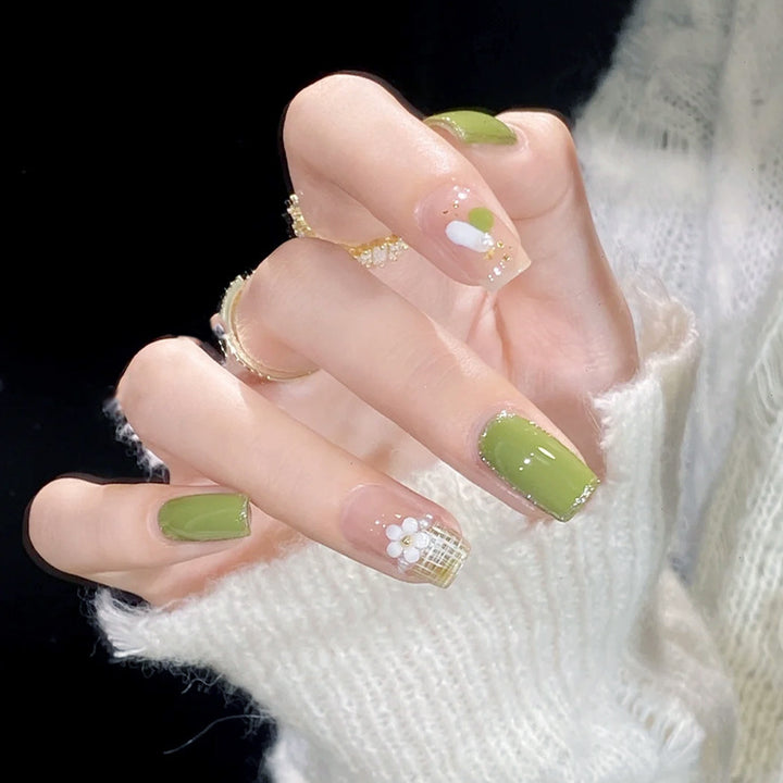 Artificial nail set with elegant handcrafted designs Stornfield