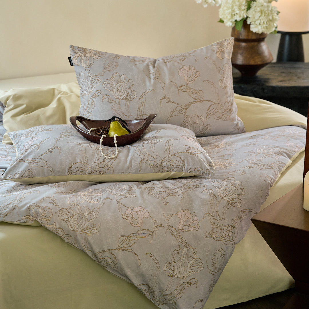 Duvet cover set made of soft cotton satin with watercolor speck design and hotel closure