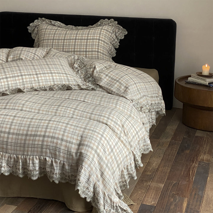 Bedding set with checkered pattern and lace frills