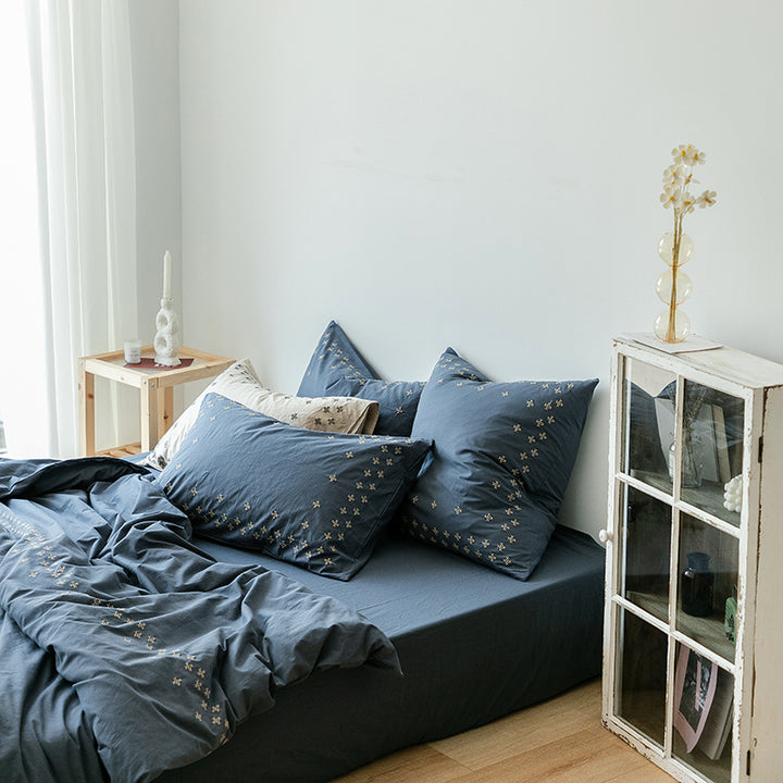 Bedding set made of cotton Renforcé with embroidered floral all-over and reversible function