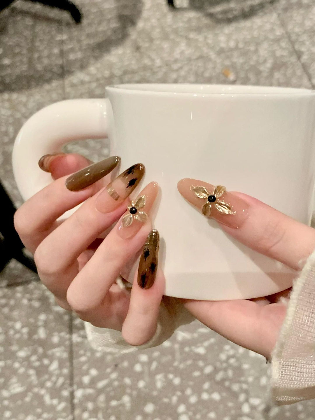 Artificial nails with elegant gold embellishments Stornfield