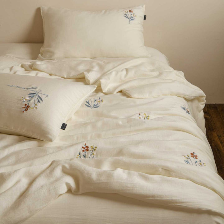 Embroidered cotton gauze bedding set with delicate cactus embroideries