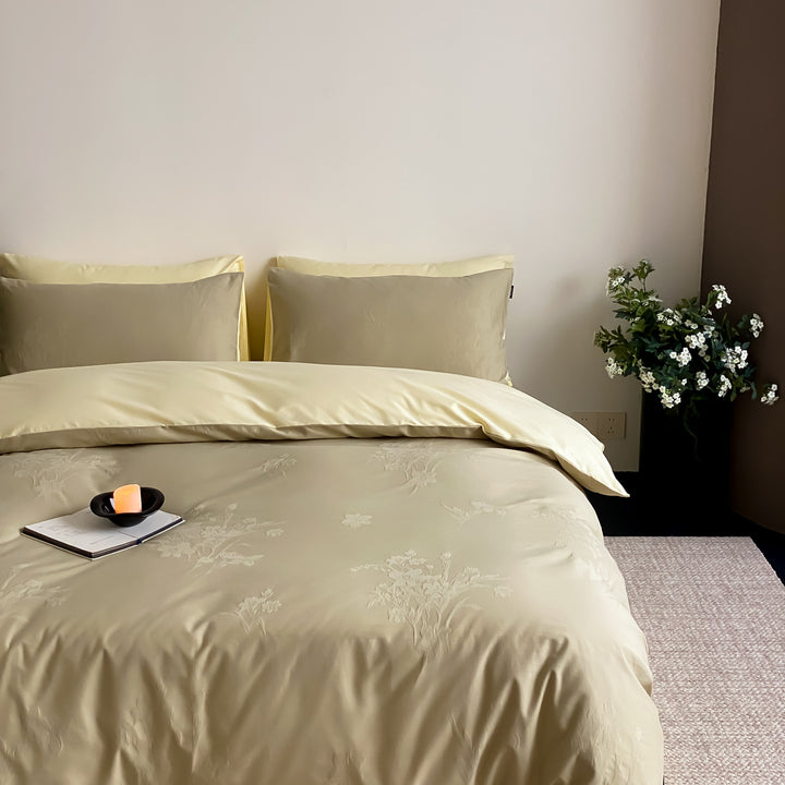 Reversible bed linen set made of cotton satin with fine jacquard structure