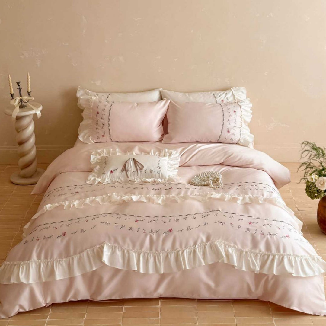 Bedding set with ruffle, delicate floral embroidery and satin cotton look