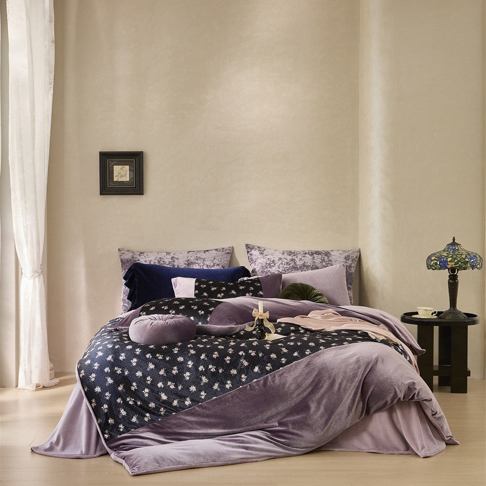 Luxurious velvet bedding set with floral pattern, reversible function and decorative pillow