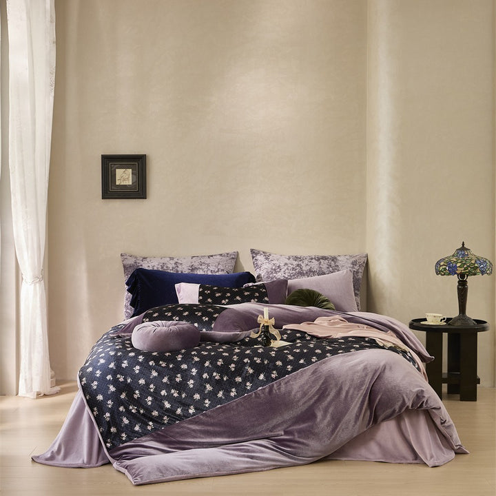 Luxurious velvet bedding set with floral pattern, reversible function and decorative pillow