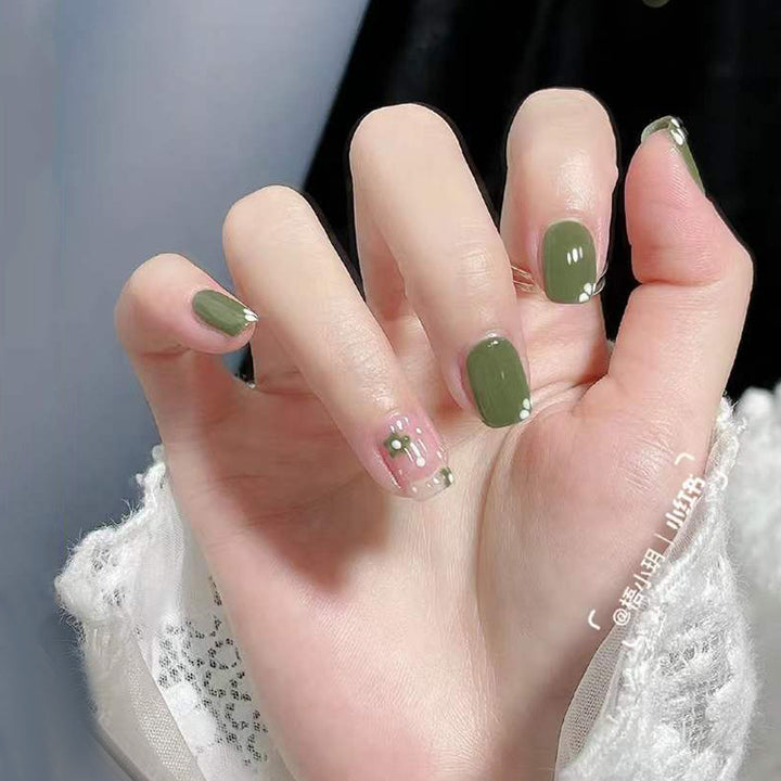 Festive Nail Art Press-Ons Stornfield